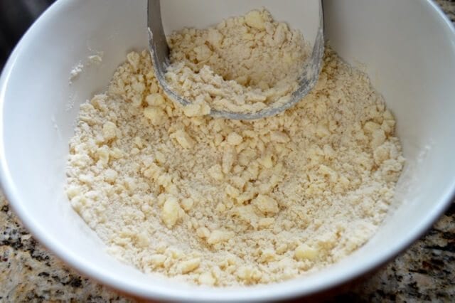 Peach Pie Recipe - pie dough, by thewoksoflife.com