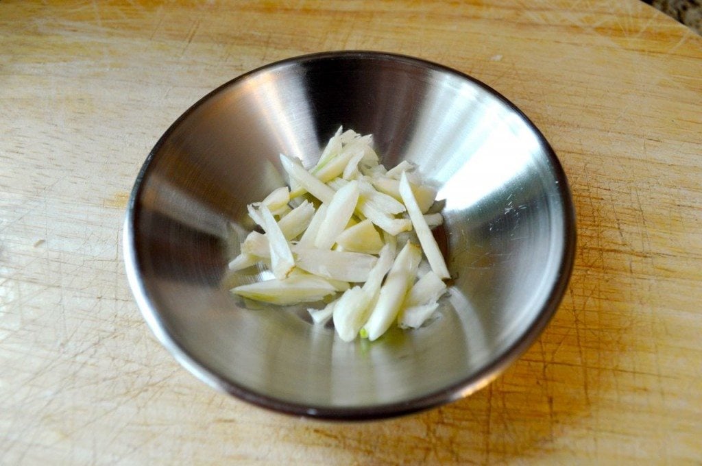 sliced garlic
