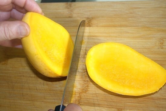 slicing mangoes