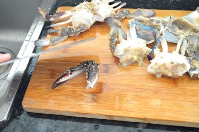 crack crab claw