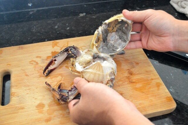 how to clean crab