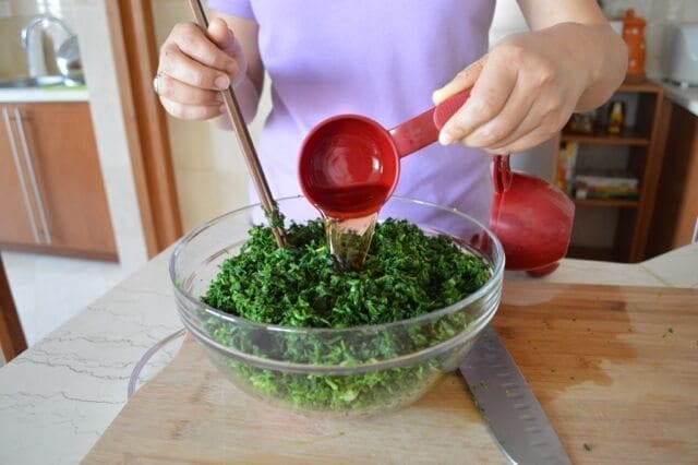adding shaoxing wine to dumpling filling
