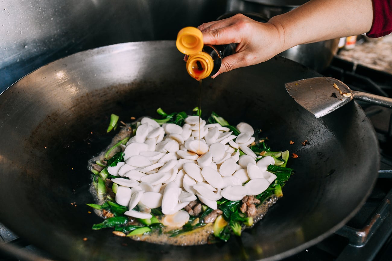Adding sesame oil to rice cakes