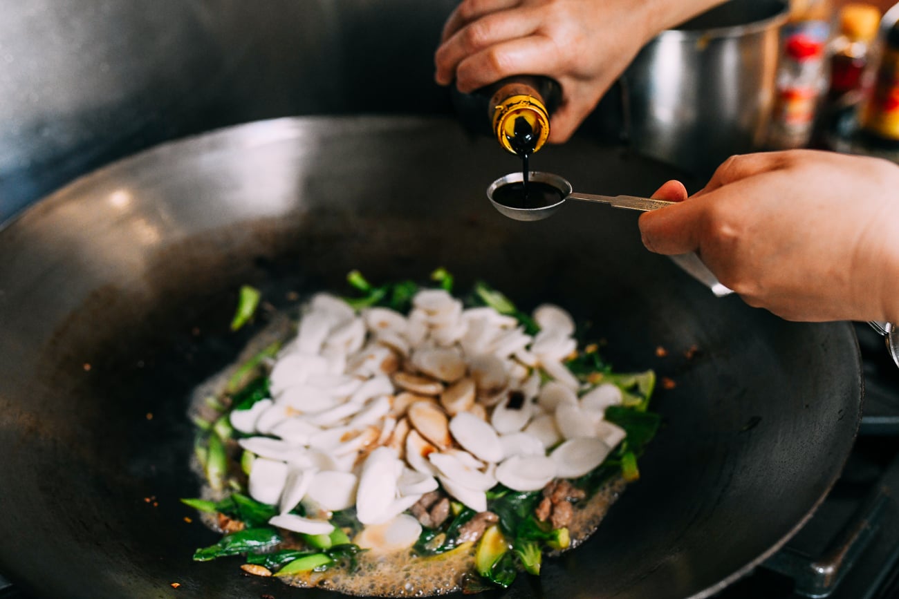 Adding dark soy sauce to rice cakes