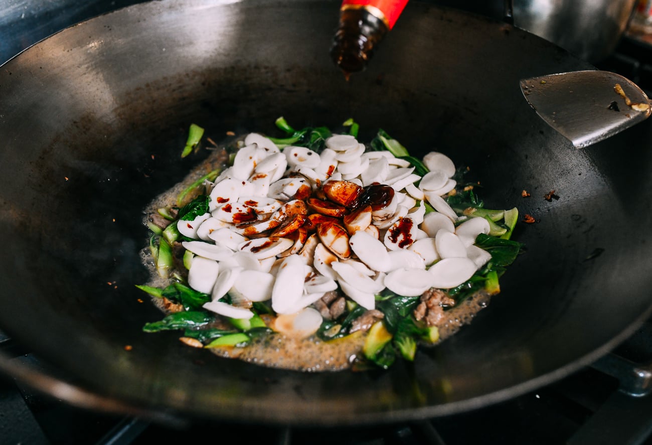 Adding oyster sauce to rice cakes