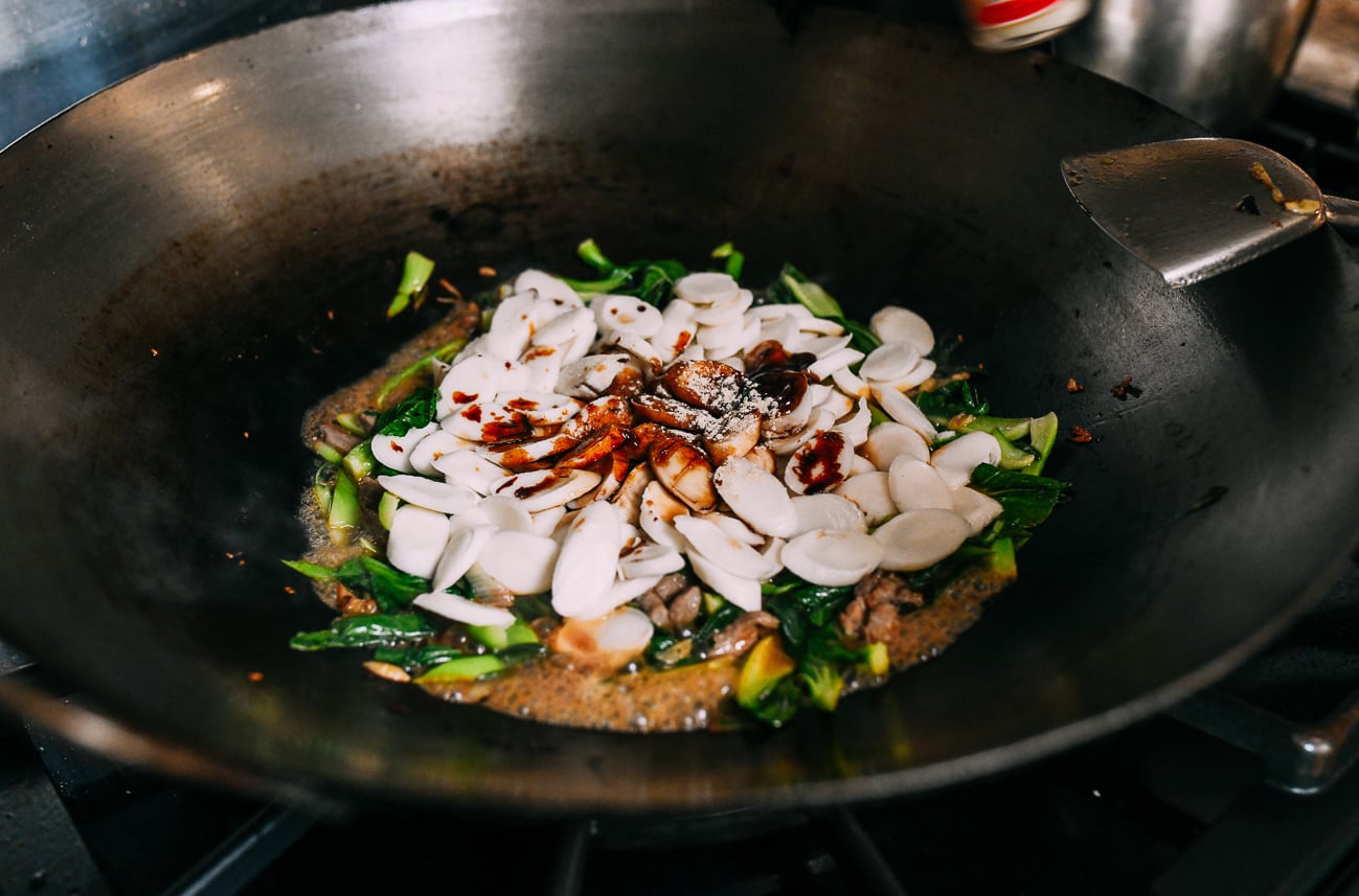 Adding white pepper and sugar to rice cakes
