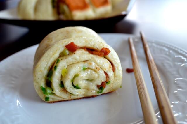 Chinese Scallion Rolls (Hua Juan), by thewoksoflife.com