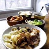 Grilled onions and pork belly slices