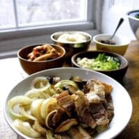 Grilled onions and pork belly slices