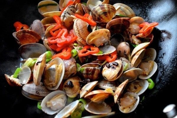 Stir-Fried Fresh Clams in Black Bean Sauce by thewoksoflife.com