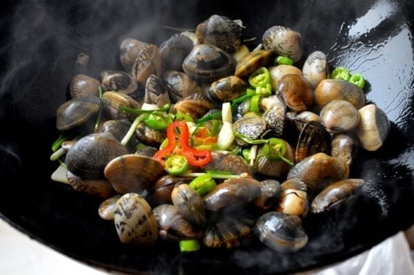 Stir-Fried Fresh Clams in Black Bean Sauce by thewoksoflife.com