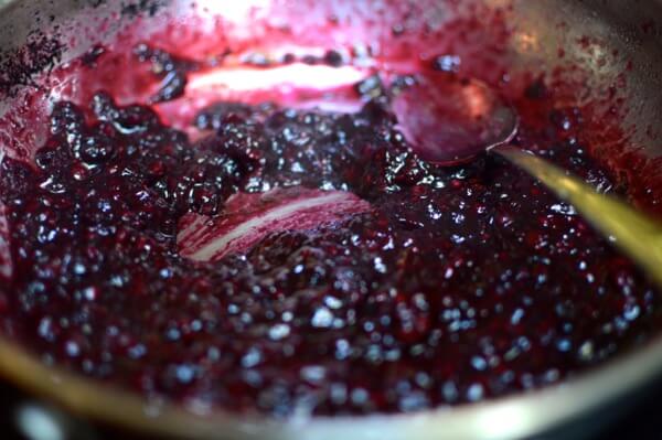 Quick Blackberry Apple Tart, by thewoksoflife.com