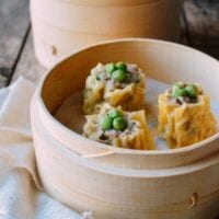 Steamed shumai with peas