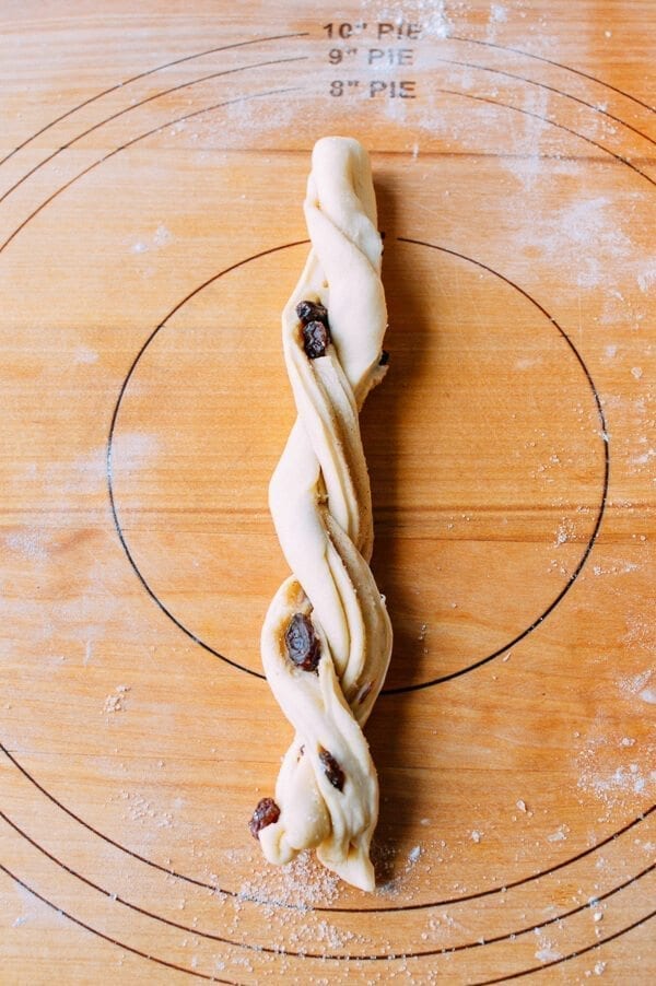 Cinnamon Raisin Buns