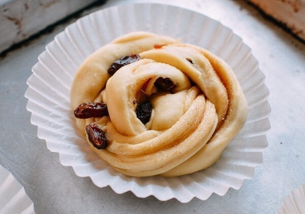 Cinnamon Raisin Buns