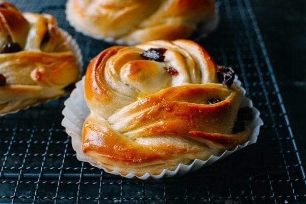 Cinnamon Raisin Buns, by thewoksoflife.com