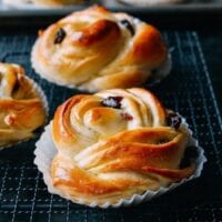 Cinnamon Raisin Buns, by thewoksoflife.com