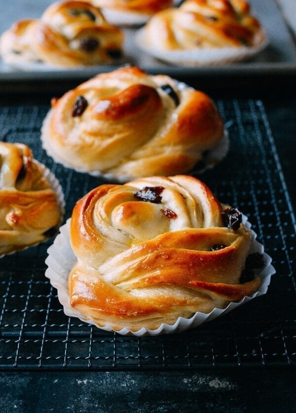 Cinnamon Raisin Buns