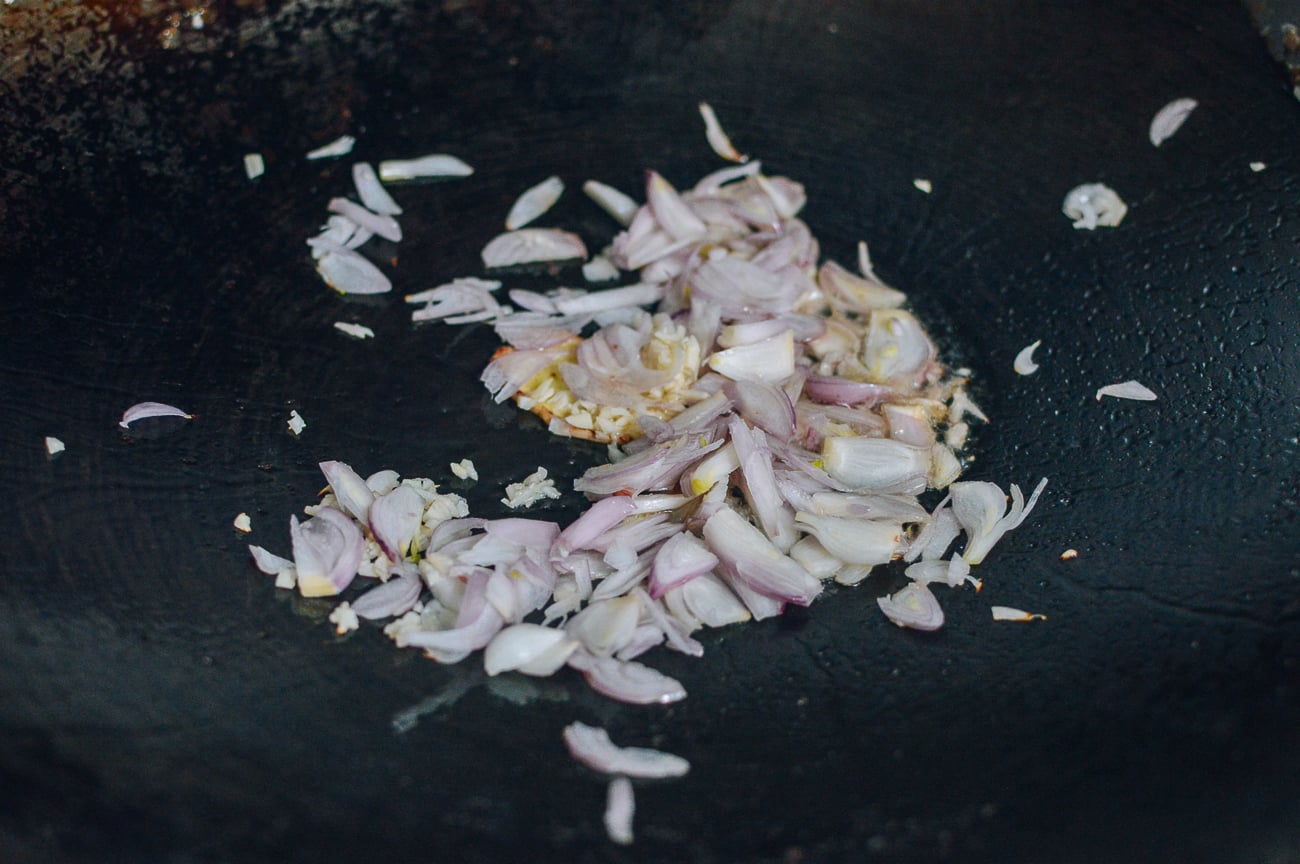 shallots and garlic in wok
