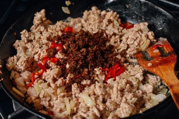 Chicken Lettuce Wraps, A Healthy Low Carb Favorite, by thewoksoflife.com