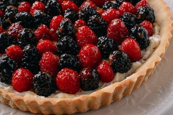 Fresh Berry Tart with Sweet Mascarpone Filling, by thewoksoflife.com