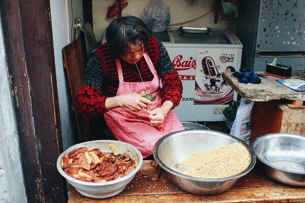 lady wrapping zongzi  by thewoksoflife.com