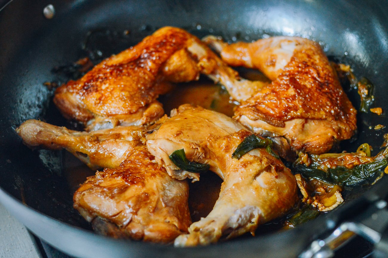 making oyster sauce chicken in wok