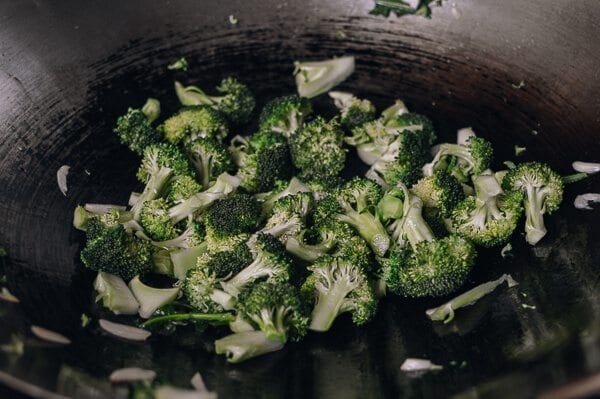 10-Minute Broccoli Tofu Bowls, by thewoksoflife.com