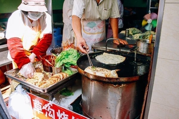 street vendors making Jidan Bing, by thewoksoflife.com