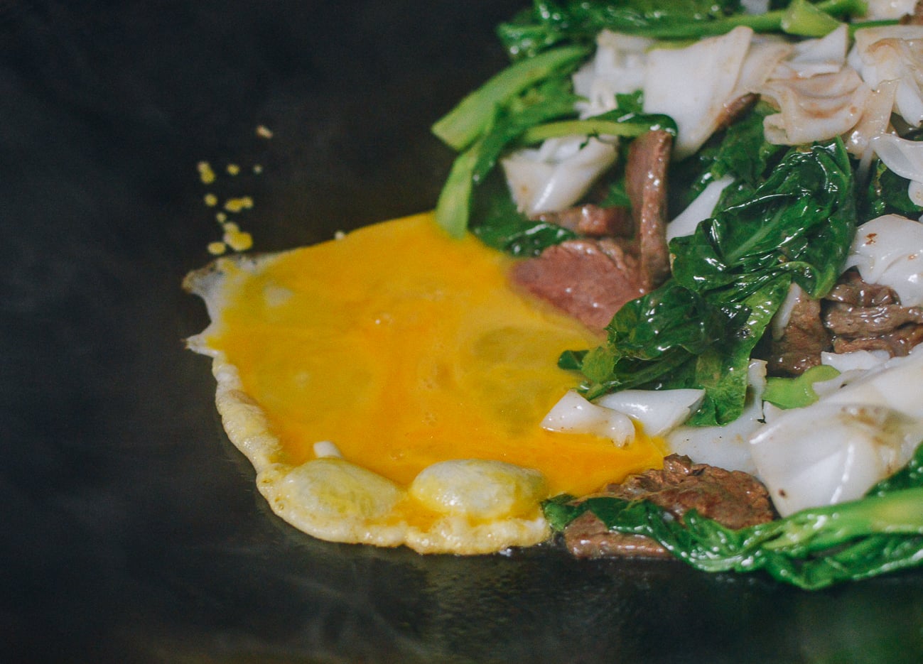 Scrambling egg in wok for pad see ew