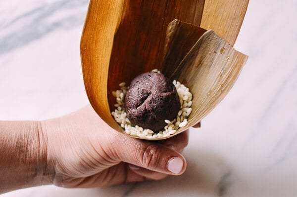 Jianshui Zong (Alkaline Rice Dumplings - 碱水粽), by thewoksoflife.com