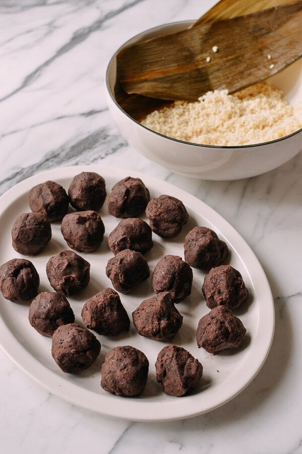 Jianshui Zong (Alkaline Rice Dumplings - 碱水粽), by thewoksoflife.com