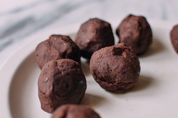 Jianshui Zong (Alkaline Rice Dumplings - 碱水粽), by thewoksoflife.com