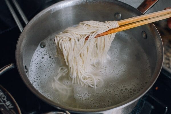 10-Minute Sesame Noodles Recipe (Ma Jiang Mian), by thewoksoflife.com