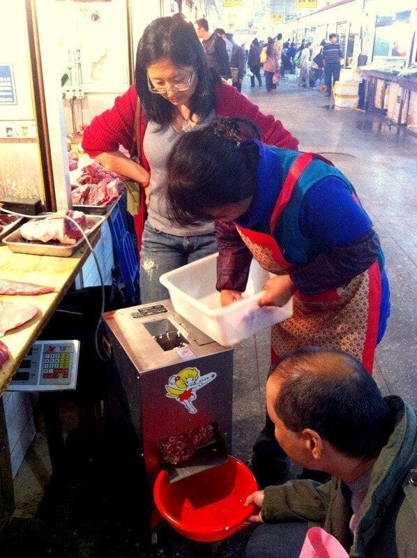 grinding pork at Sanyuanli Market