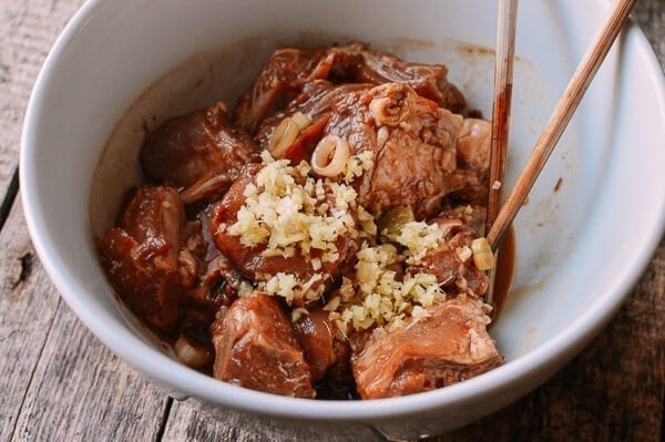 Steamed Ribs with Glutinous Rice (糯米蒸排骨), by thewoksoflife.com