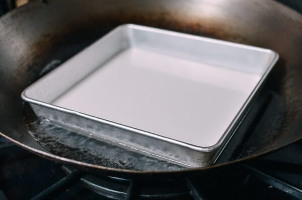 Steaming mochi in square pan