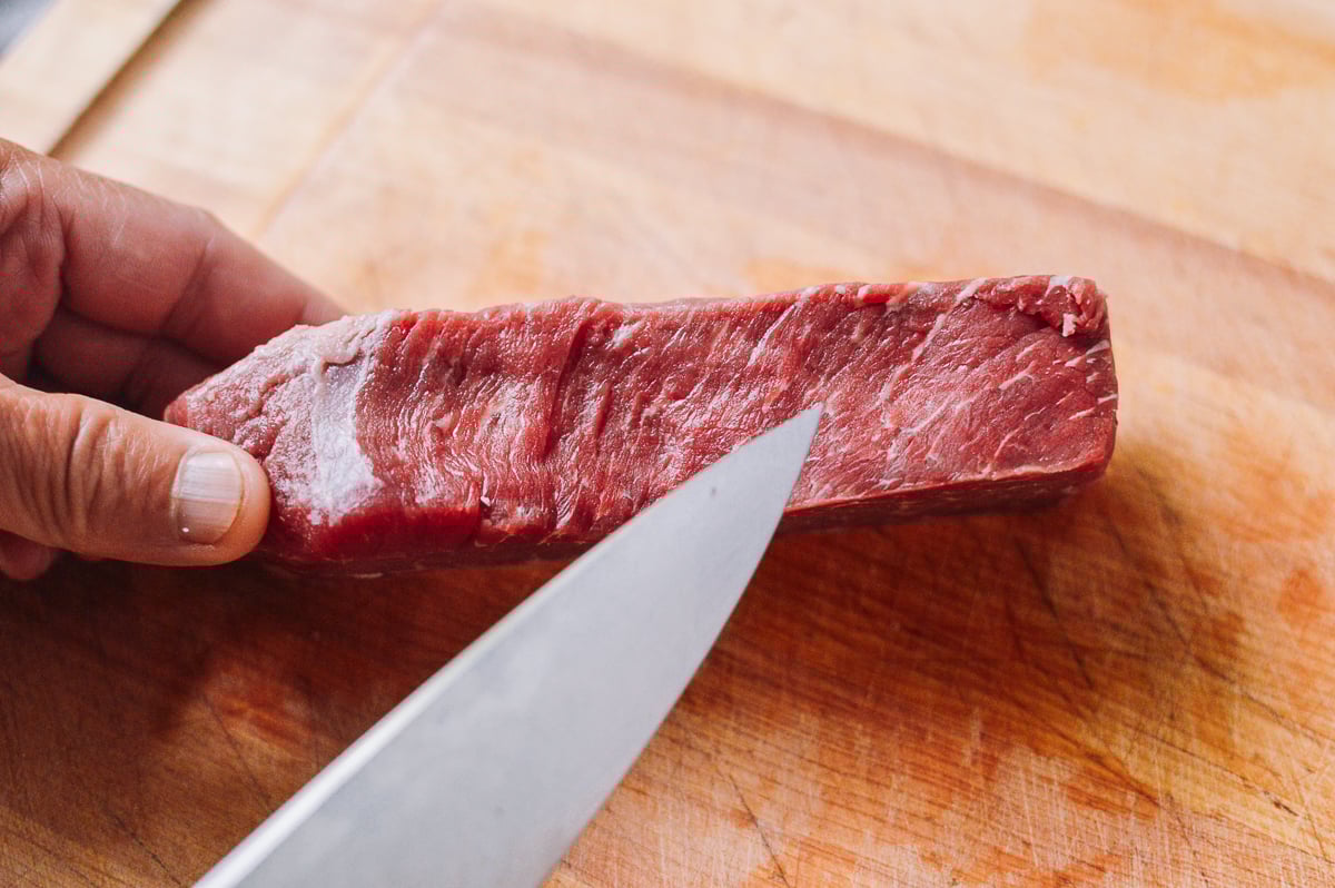 Showing the grain in beef, thewoksoflife.com