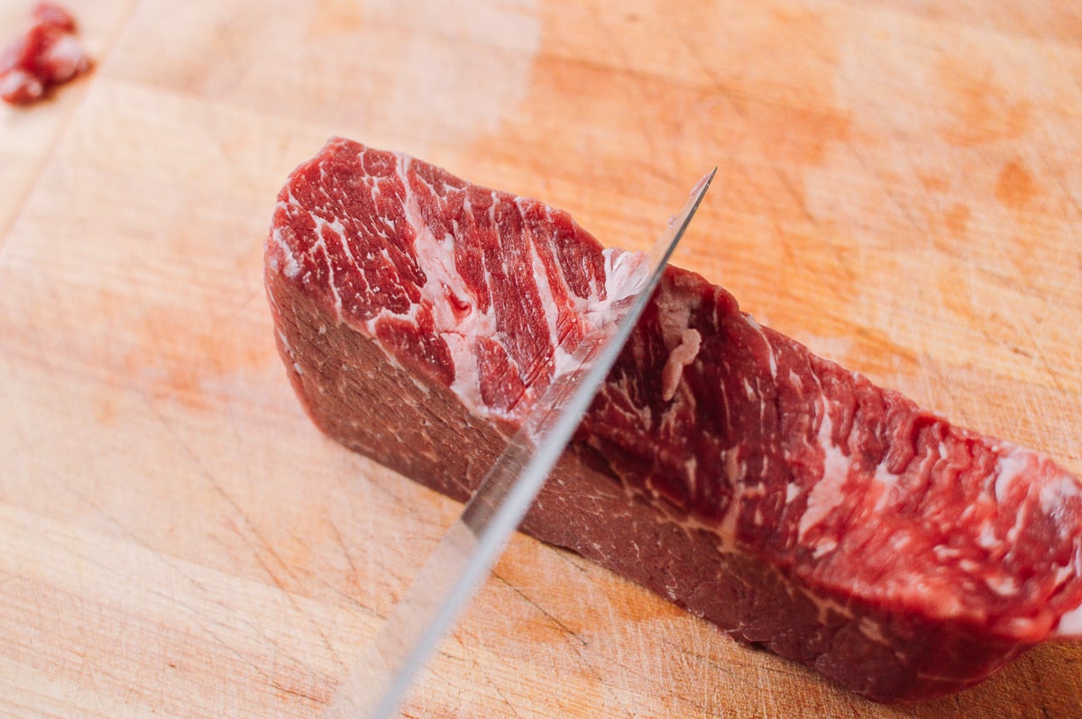 Cutting beef chuck against the grain