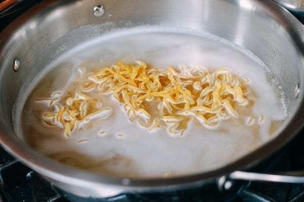 Hot Dry Noodles (Re Gan Mian, 热干面) - thewoksoflife.com