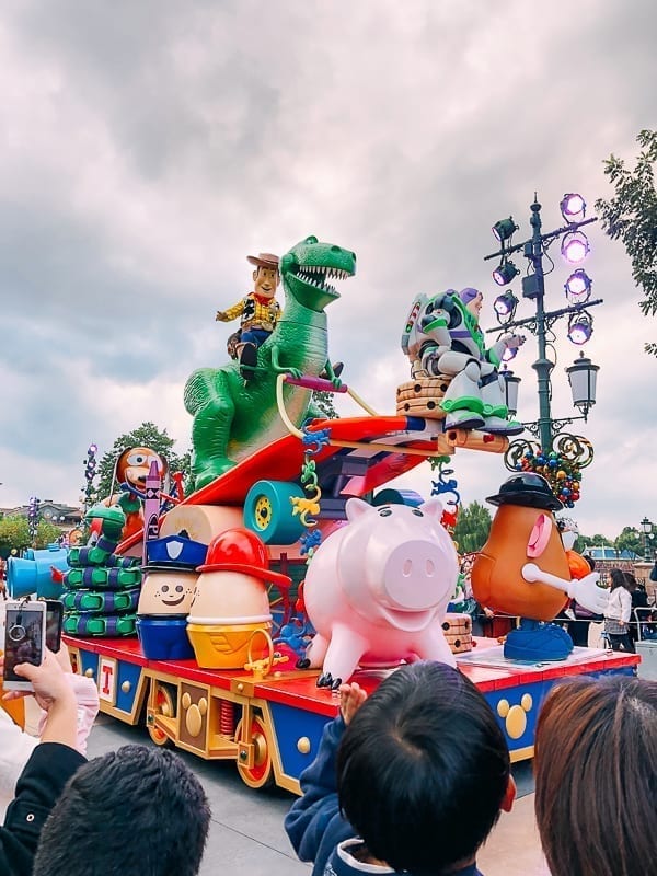 Disney Shanghai Parade by thewoksoflife.com