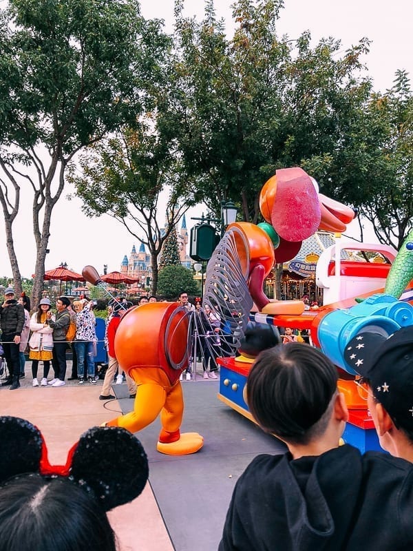Shanghai Disneyland Parade by thewoksoflife.com