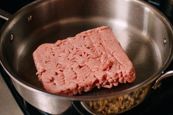 Ground turkey in pan, thewoksoflife.com