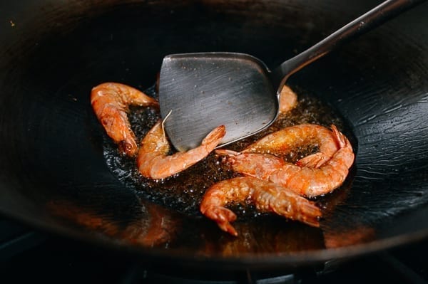 Frying whole shrimp, thewoksoflife.com