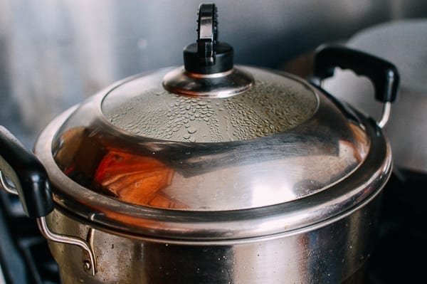 Covered metal steamer, thewoksoflife.com