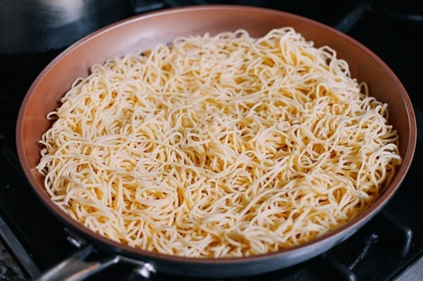 Pan-frying Hong Kong egg noodles, thewoksoflife.com