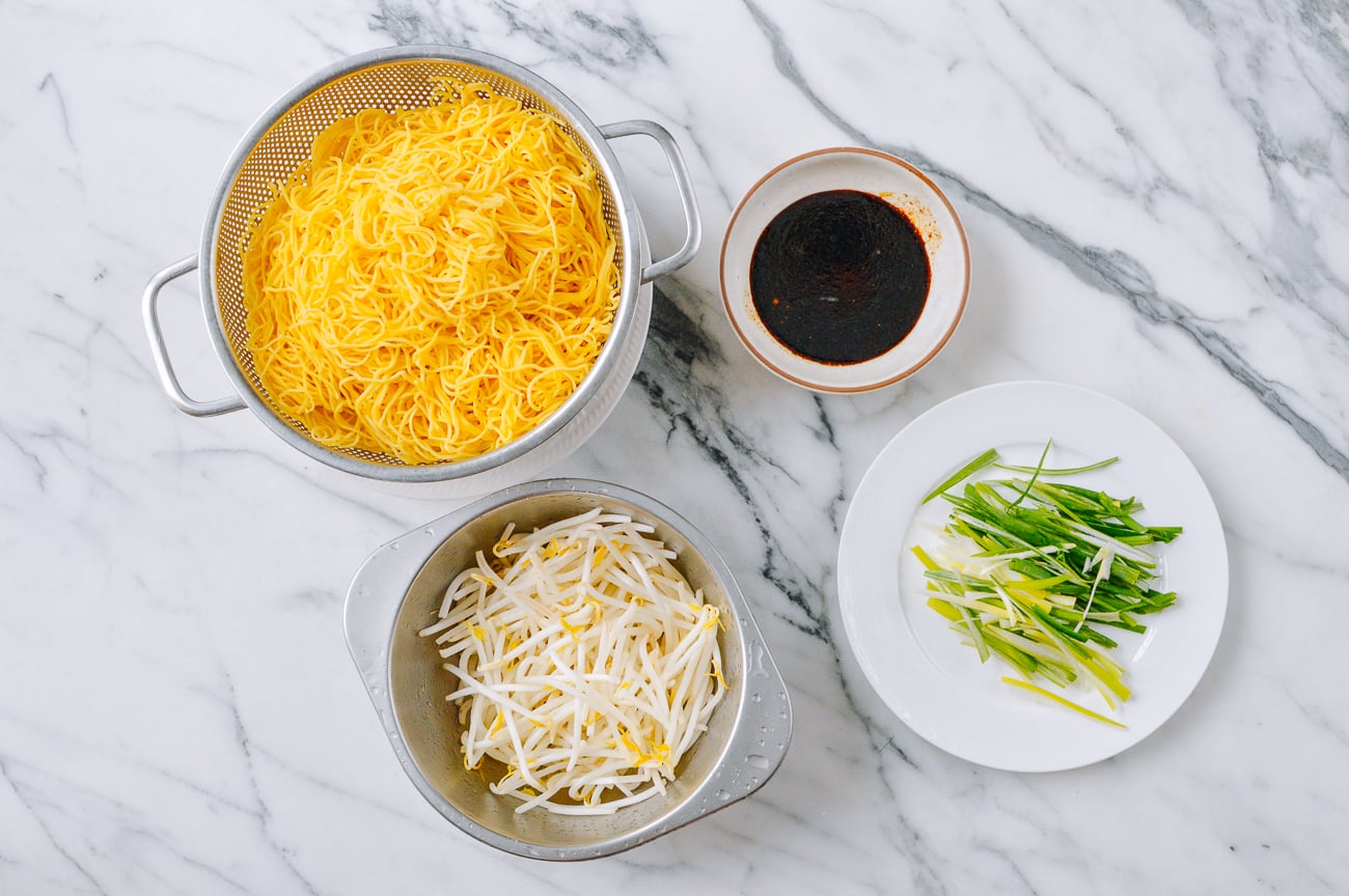 ingredients for soy sauce pan-fried noodles