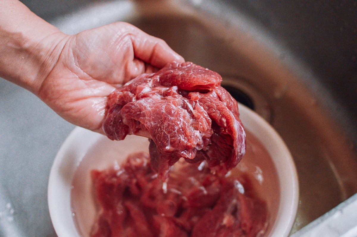 rinsing beef for restaurant style marinade by thewoksoflife.com