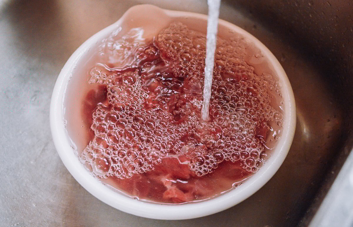 rinsing beef for restaurant style marinade by thewoksoflife.com