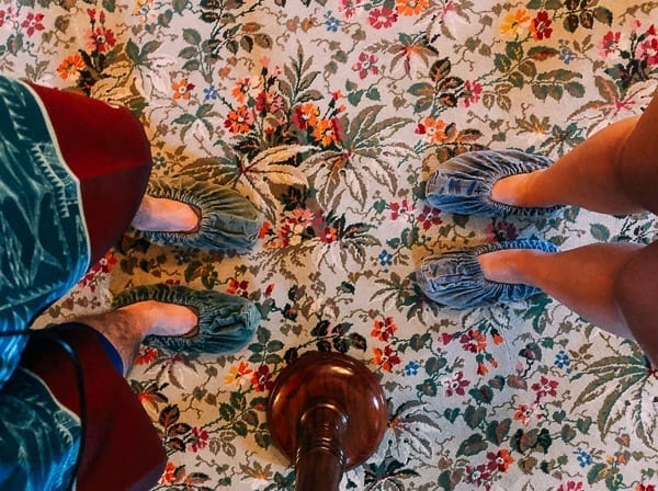 Wearing shoecovers at Iolani Palace, thewoksoflife.com